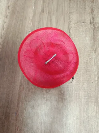 Tocado ceremonia rojo con plumas. 30 cm diámetro.