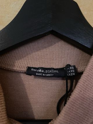 Jersey marrón de cuello alto y manga corta