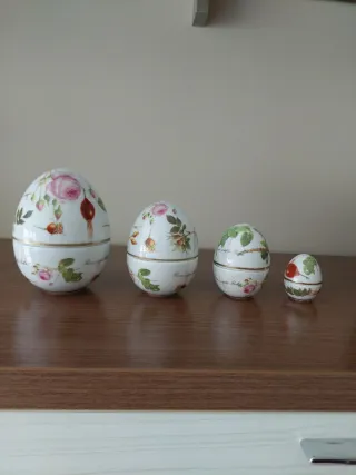 Set di quattro uova decorative in porcellana decorate