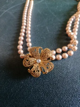 Collar de perlas con broche dorado