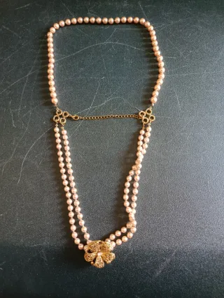 Collar de perlas con broche dorado