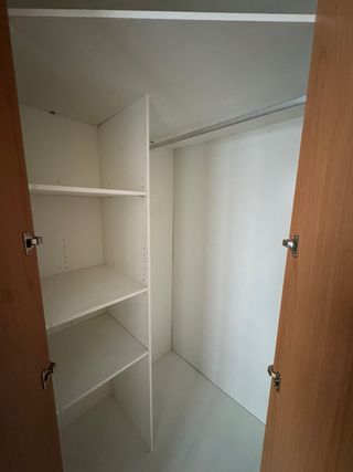 Armario de esquina madera y blanco