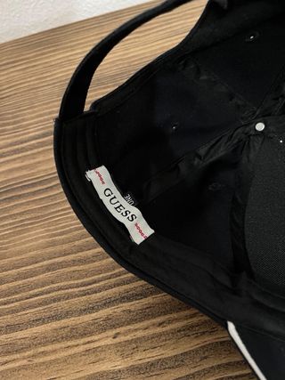 Gorra Guess Negra Logo Triángulo