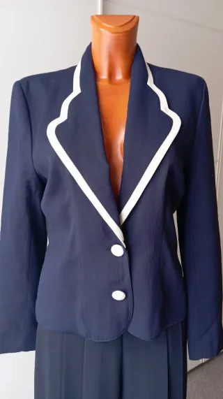 Chaqueta vintage azul con botones blancos.