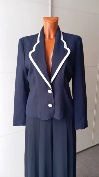 Chaqueta vintage azul con botones blancos.