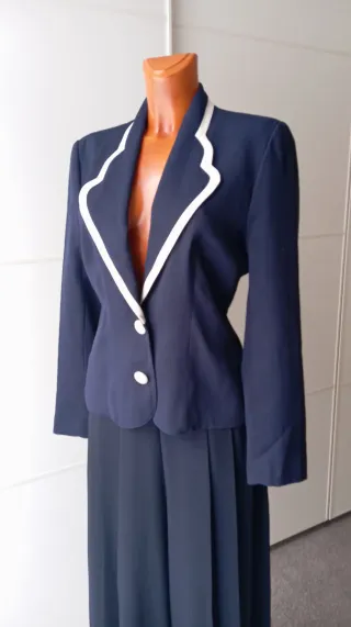 Chaqueta vintage azul con botones blancos.