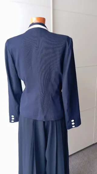 Chaqueta vintage azul con botones blancos.