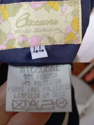 Chaqueta vintage azul con botones blancos.