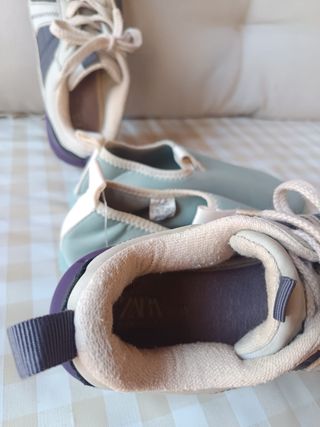 Zapatillas deportivas beige y grises talla 35