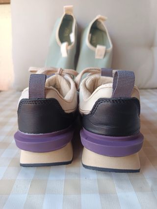 Zapatillas deportivas beige y grises talla 35