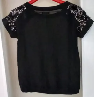 Blusa negra con pedrería y detalles plateados