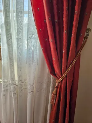 Cortinas de terciopelo rojas y blancas