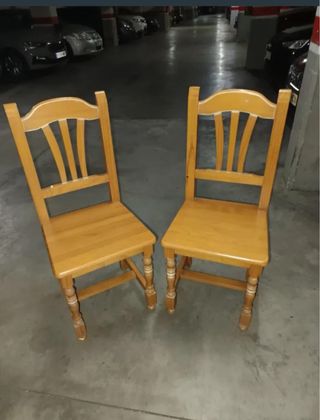 Mesa redonda madera,con cristal y cuatro sillas.