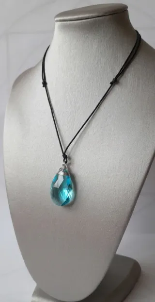 Collana con Pendente a Goccia in Cristallo Celeste