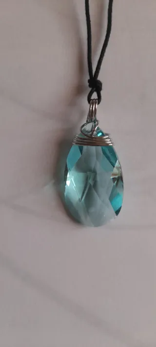 Collana con Pendente a Goccia in Cristallo Celeste