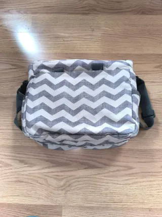 Bolso Skip Hop Chevron Gris