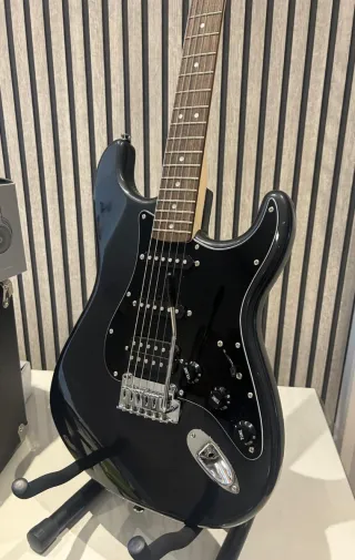 Guitarra Squier by Fender HSS LRL Negra