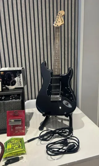 Guitarra Squier by Fender HSS LRL Negra