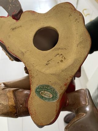 Escultura de cerámica hombre tocando guitarra