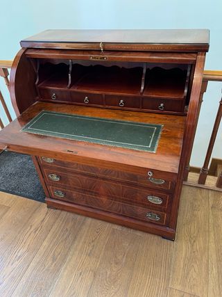 Mueble bureau de madera con detalles dorados