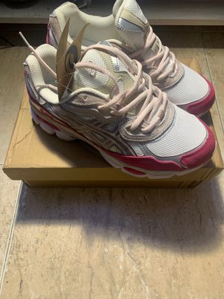 ASICS Bambas Beige y Rosa Talla [Talla 42]