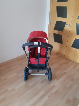 Carro de bebé rojo
