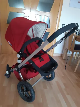 Carro de bebé rojo