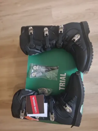 Botas Trial Negras Sin Estrenar. Con 4 hebillas.