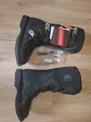 Botas Trial Negras Sin Estrenar. Con 4 hebillas.