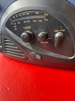 Nevera portátil vintage con radio AM/FM