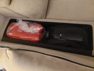 Sofá 3 plazas nuevo, gris,con huecos bajo brazos.