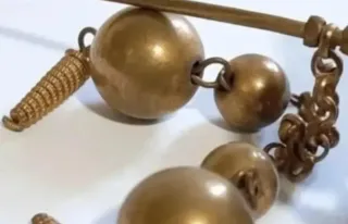 Broche/ Pin antiguo dorado con cadenas y bolas