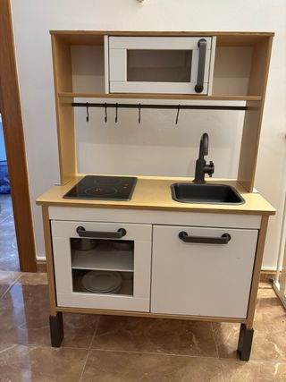 Cuina infantil de fusta amb accessoris.