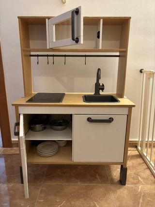 Cuina infantil de fusta amb accessoris.