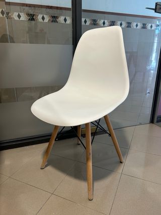 Mesa de comedor con 4 sillas