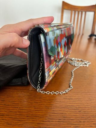 Bolso de mano multicolor con cadena