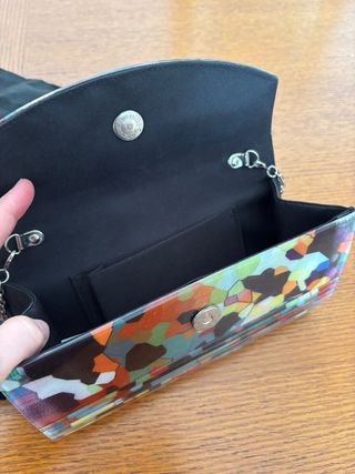 Bolso de mano multicolor con cadena