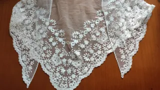 Manteleta de fallera con lentejuelas de nacar