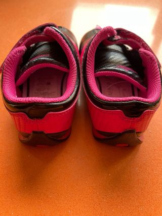 Zapatillas Puma Bebé T21 Negras y Rosas