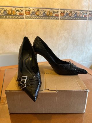 Zapatos de tacón negros con hebillas