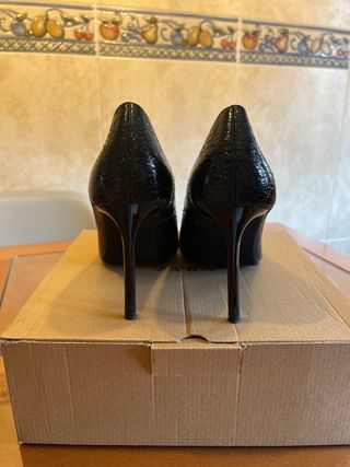 Zapatos de tacón negros con hebillas