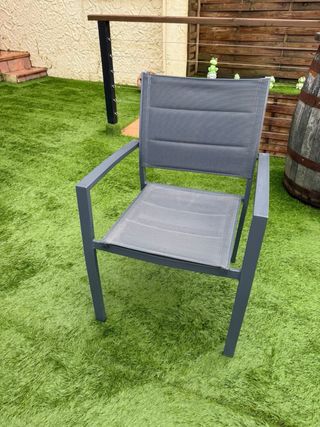 Conjunto mesa y cuatro sillas gris de exterior