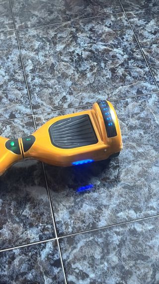 Hoverboard dorado con luces LED
