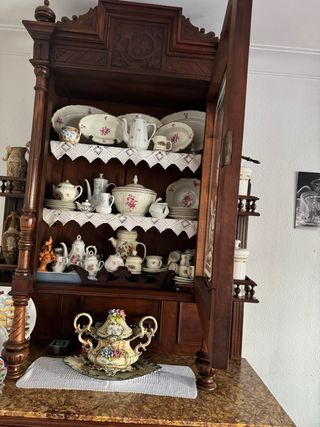 Armario antiguo de madera con vajilla