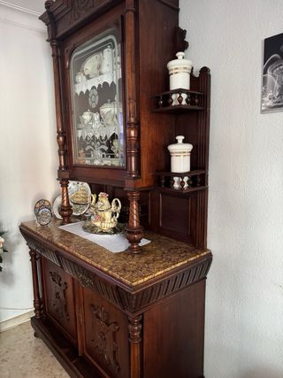 Armario antiguo de madera con vajilla