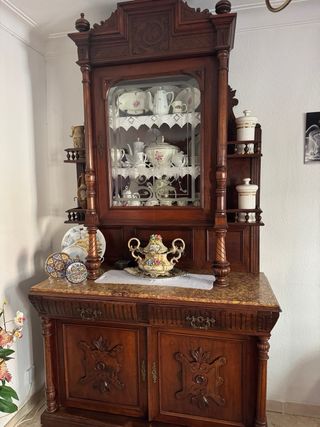 Armario antiguo de madera con vajilla