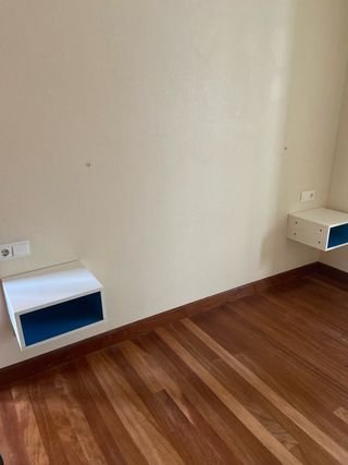 Mesitas flotantes blancas y azules