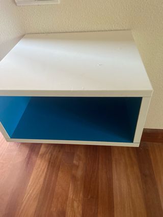 Mesitas flotantes blancas y azules