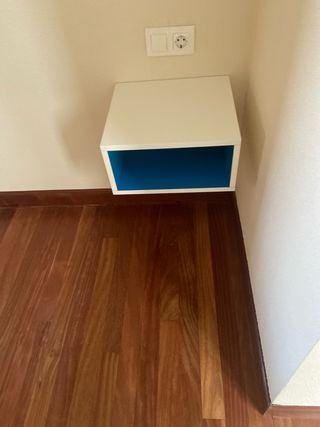 Mesitas flotantes blancas y azules