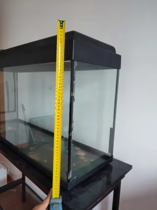 Acuario con mesa negro